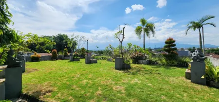 Hotel Sulawesi Jember Отели в г. Sumbersari