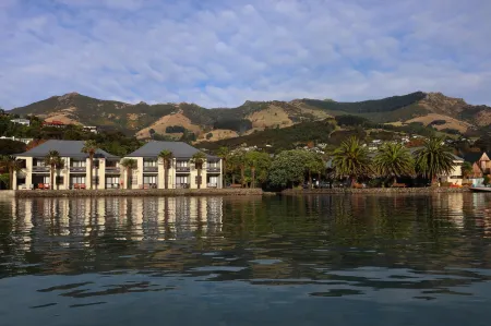 Akaroa Waterfront Motels Отели в г. Такамачуа
