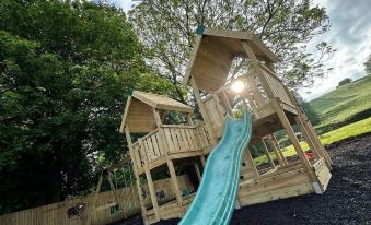 우토 더 오키오버 암스(The Okeover Arms) 4성급 호텔 외관