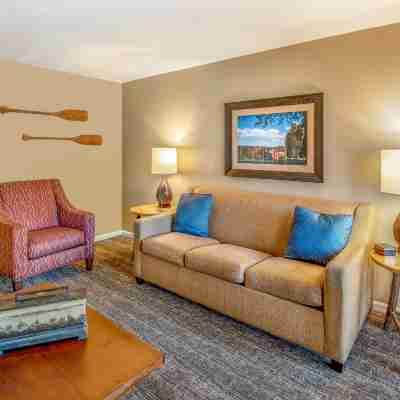 Holiday Inn Club Vacations Oak N' Spruce Resort Rooms