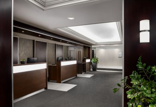 쉐라톤 몬트리올 에어포트의 넓은 로비 공간