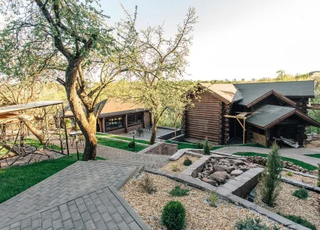 Loghouse (Логхаус) Отели рядом с достопримечательностью «Восковые фигуры и архивы кунсткамеры»