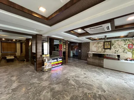 Hotel Shri Radha Nikunj Vrindavan Opposite Prem Mandir Отели рядом с достопримечательностью «Sri Radhavallabh Vrindavan Temple»