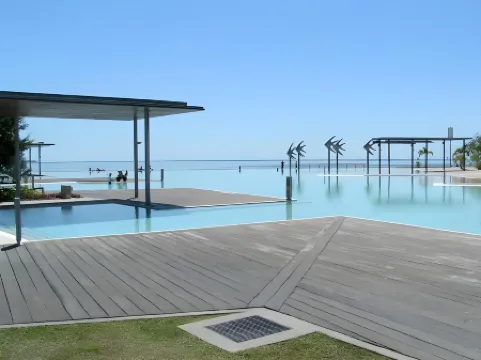 Tropic Towers Apartments Отели рядом с достопримечательностью «Cairns Esplanade Beach Volleyball Court»