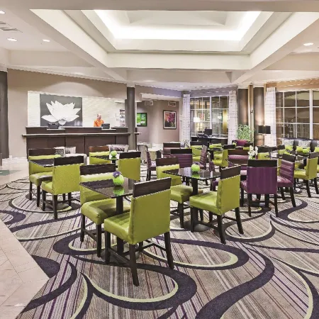 La Quinta Inn & Suites by Wyndham Dallas Arlington South
