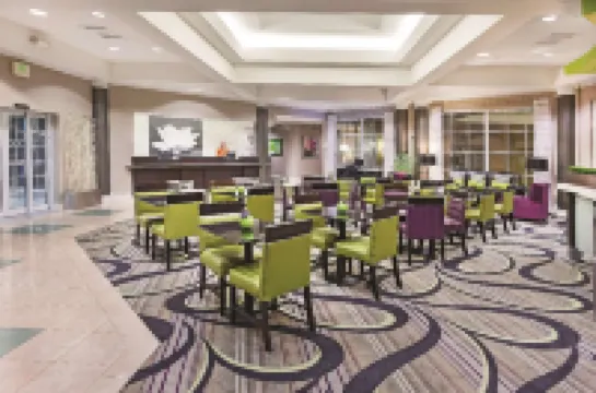 La Quinta Inn & Suites by Wyndham Dallas Arlington South