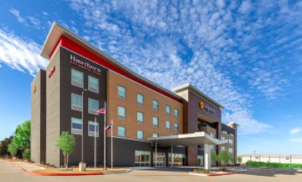 La Quinta Inn & Suites by Wyndham DeSoto