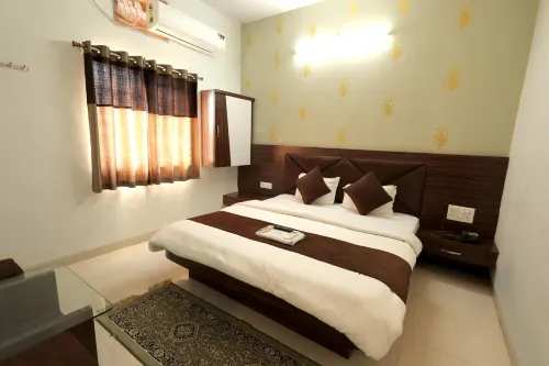 Hotel Shivalay Palace,Maheshwar Hotels in Khargone