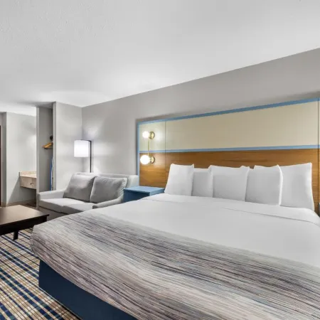 AmericInn by Wyndham Delafield Отели в г. Делафилд