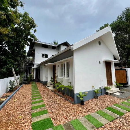 Little Chandhana Guest House