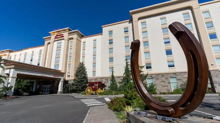 2. 햄프턴 인 & ..