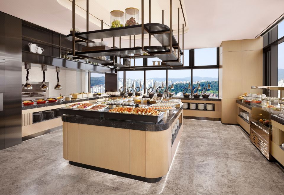 AC 호텔 바이 메리어트 서울 금정 객실 내부 온열 나무 바닥