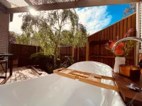 Grape Juice Retreat Rustic Romantic Gateway 5Mins to Beaches & Town