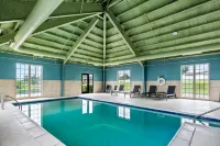Holiday Inn Express & Suites Ada فنادق في أدا
