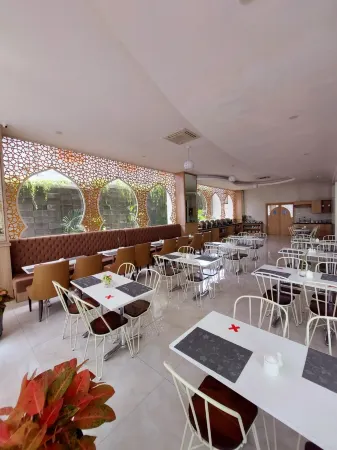 Grand Bunda Hotel Syari'ah Bukittinggi Отели в г. Букиттинги