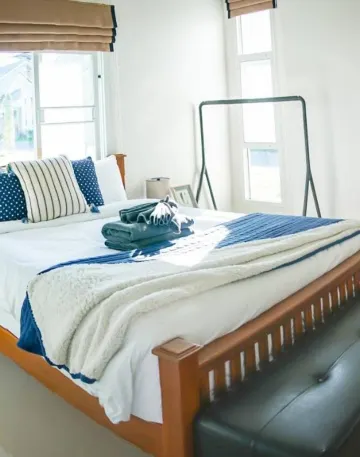 ห้องเตียงใหญ่ พร้อมห้องน้ำส่วนตัว
