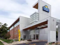 Days Inn & Suites by Wyndham Milwaukee Отели рядом с достопримечательностью «UWM English as a Second Language Program»