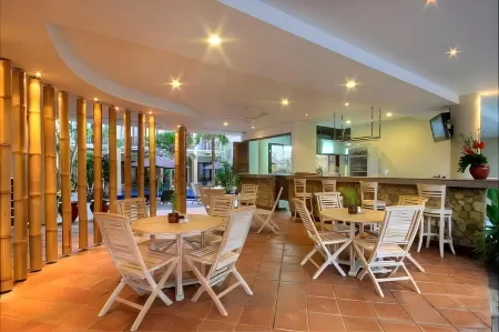 Celyn City Hotel Отели рядом с достопримечательностью «Land Below The Wind»