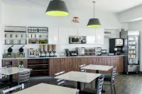 Super 8 by Wyndham Winnipeg West