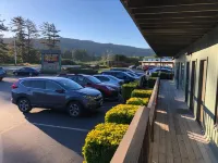 Crescent Beach Motel - parking