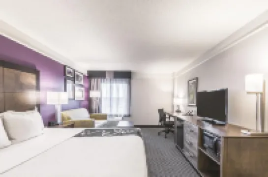 La Quinta Inn & Suites by Wyndham Cincinnati Sharonville