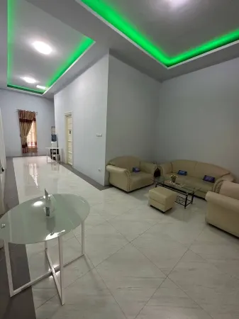 Cakra Persada Guest House (Syariah) Отели в г. Guntungmanggis