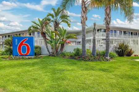 Motel 6 Santa Barbara, CA - Beach Отели рядом с достопримечательностью «Мортон Бэй Фиг Три»