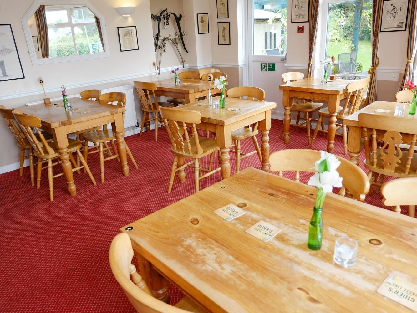 The Trout Inn Hotels in Treflys