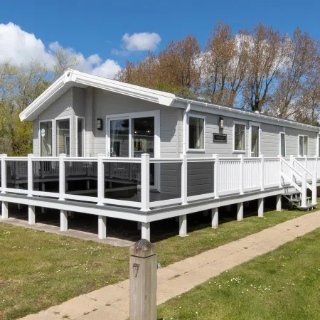 St Mary's View - Luxury Lodge, Short Walk to Beach, Parking