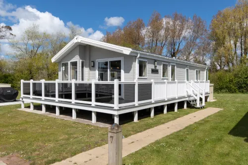 St Mary's View - Luxury Lodge, Short Walk to Beach, Parking