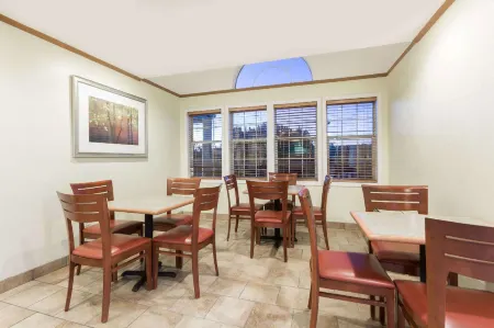 Microtel Inn & Suites by Wyndham Athens Отели в г. Кларк