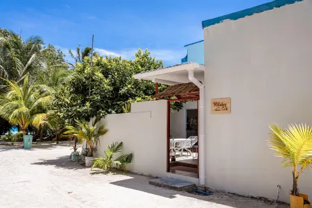 Holiday Crib Отели рядом с достопримечательностью «Meeru Island Resort and Spa»