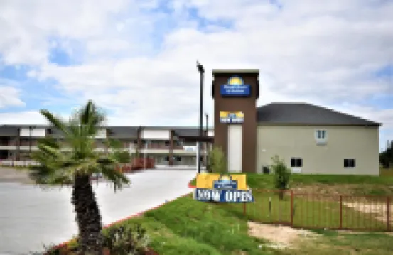 Days Inn & Suites by Wyndham Downtown/University of Houston Hotels near Houston Museum District