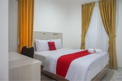 RedDoorz Near Araya Family Club House Hotels in Tirtomoyo