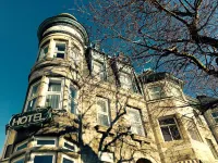 Manoir Sherbrooke Hotels near Fletcher's Field Place