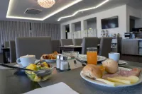 The One Grand Hotel da Póvoa - by Mhmb Hospitality - Kolam Renang