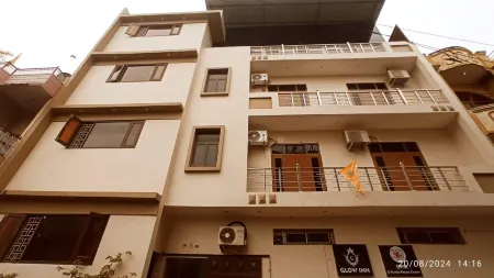 Glow Inn Home Stay Отели рядом с достопримечательностью «Сарнат»