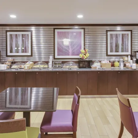 La Quinta Inn & Suites by Wyndham Detroit Metro Airport