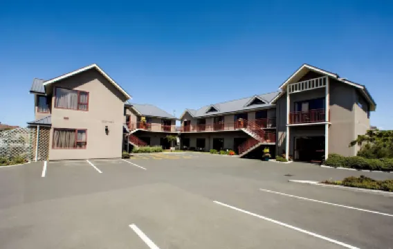 555 Motel Dunedin St Clair周辺のホテル