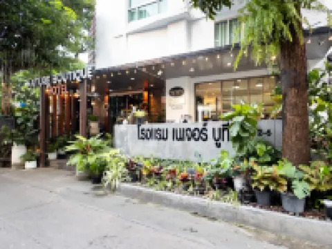 Nature Boutique Hotel Ratchayothin Hotels near Thung Song Hong