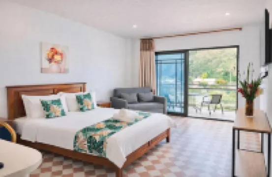 Crown Royale Hotel & Lounge