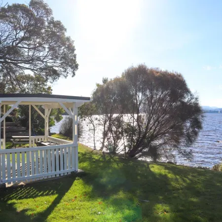 Riverfront Motel & Villas