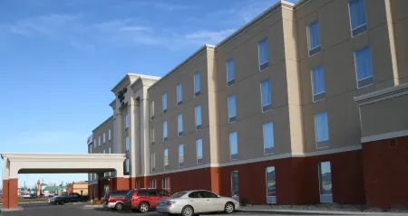 Hampton Inn by Hilton Fort Saskatchewan Отели рядом с достопримечательностью «Парк Запад Риверс Эдж Дог»