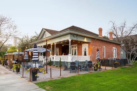 Renaissance Phoenix Downtown Hotel Отели рядом с достопримечательностью «Центральная библиотека Бертон Барр»