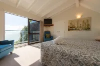By the Bay Beachfront Apartments Hotel a Coopers Beach