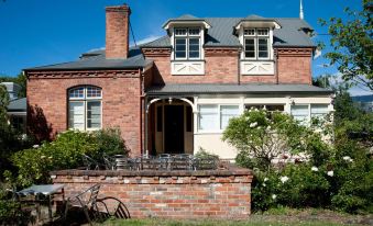 Lowena Cafe and Accommodation