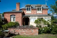 Lowena Cafe and Accommodation Hotel di Hobart