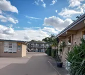 Country Motor Inn - Pools