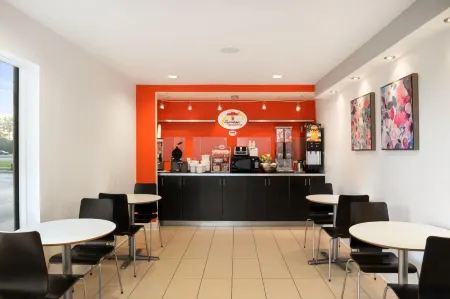 Super 8 by Wyndham Ormond Beach Отели рядом с достопримечательностью «Halifax River»