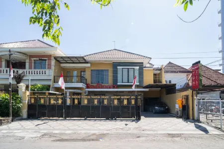 RedDoorz Syariah Near Marvel City Mall 2 Отели рядом с достопримечательностью «Зоопарк Сурабая»